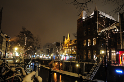 846657 Gezicht op de Oudegracht te Utrecht, bij avond, tijdens winterse omstandigheden, met rechts het vroegere ...